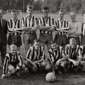 HIF:s Juniorlag 1963. Stående fr. vä. Alf Magnusson, Sören "Saxie" Eriksson, Claes-Inge Isacsson, Hans Jansson, Jörgen Nordström, Dan Söderström, Klell Lövgren. Knästående fr. vä. Tord Engman, Kurt Nordström, Lennart Olsson, Raul Karlsson. Christer Litzell.